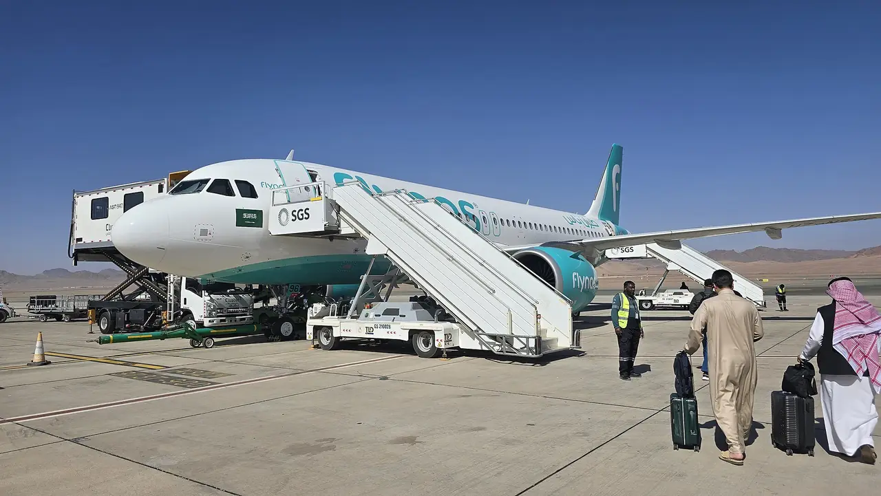 สนามบินนานาชาติอัลอูลา เครื่องบิน flynas บนลานจอด ถ่ายโดย Z thomas ม.ค. 2569 ภาพจาก Wikimedia Commons สัญญา CC BY 4.0