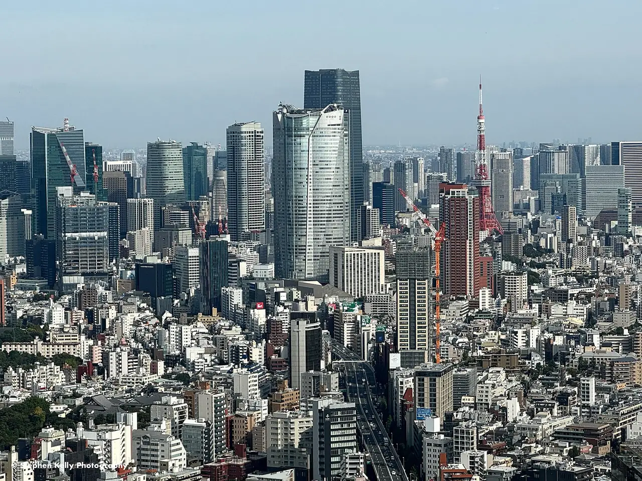 โตเกียวทาวเวอร์และตึกสูงมองจากดาดฟ้า Shibuya Sky