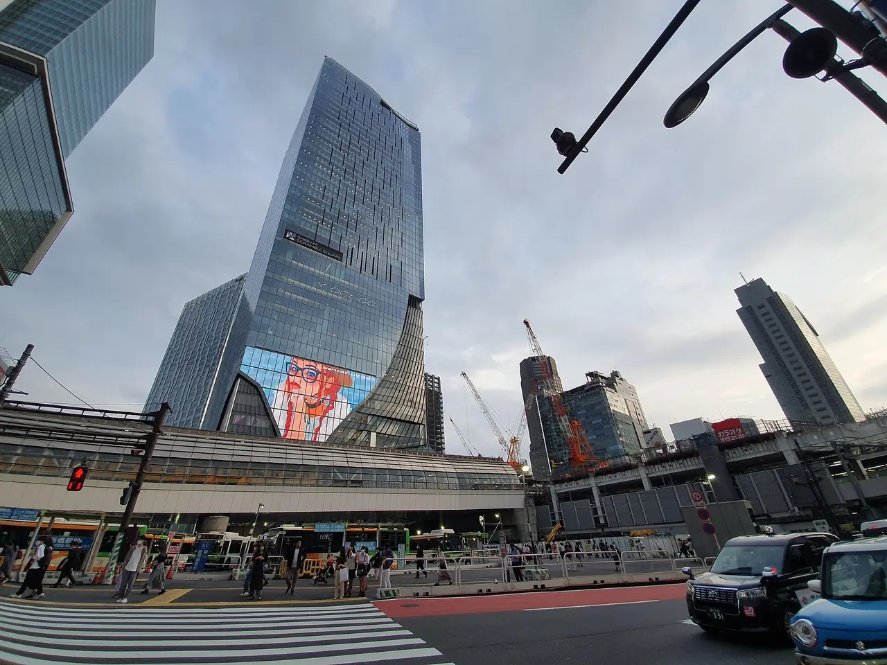 ตึก Shibuya Scramble Square มองจากถนนหน้าสถานีชิบูย่า