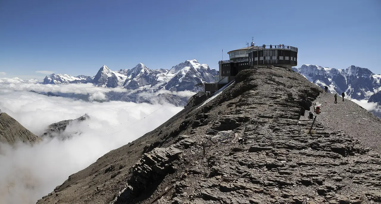 ยอดชิลธอร์นและอาคาร Piz Gloria เหนือทะเลหมอก ภาพถ่ายจาก Wikimedia Commons