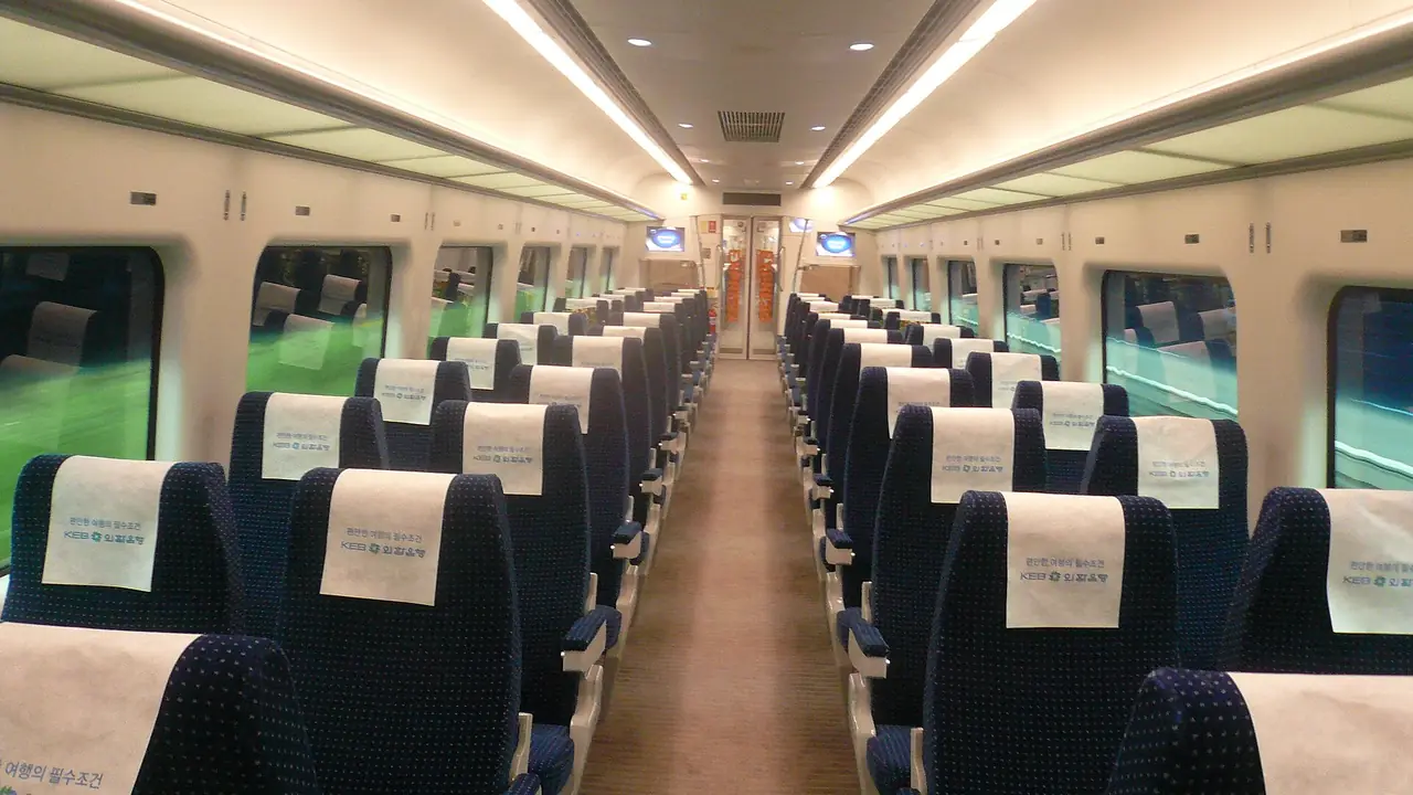 ภายในตู้โดยสาร AREX ที่ไปสนามบินอินชอน ที่นั่งเรียงสองข้างทางเดิน