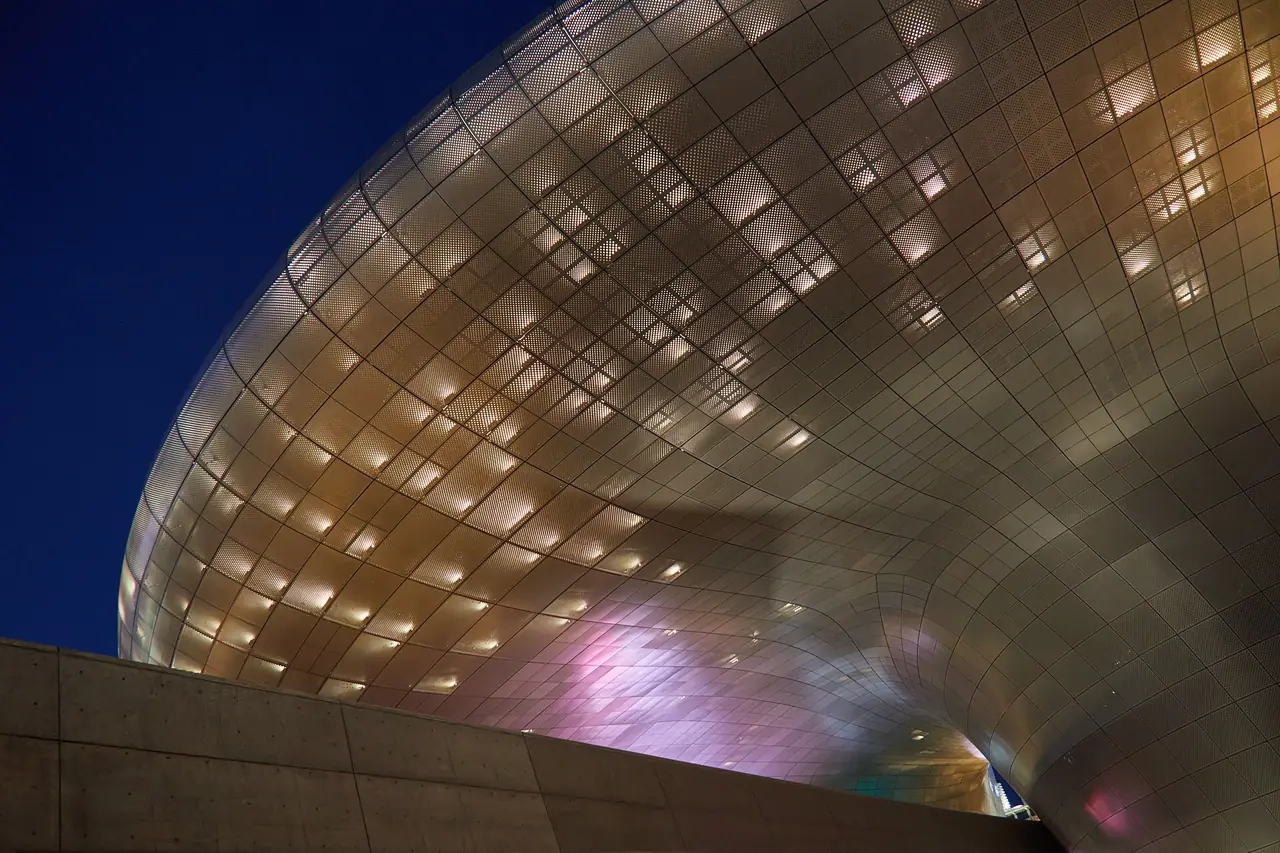 ผนังโค้งของ Dongdaemun Design Plaza (DDP) ยามค่ำ