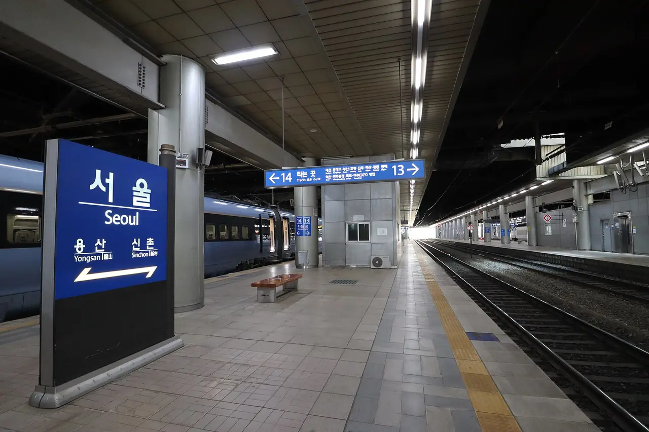 ชานชาลาสถานีโซล มีป้ายชื่อสถานีภาษาเกาหลีและอังกฤษ