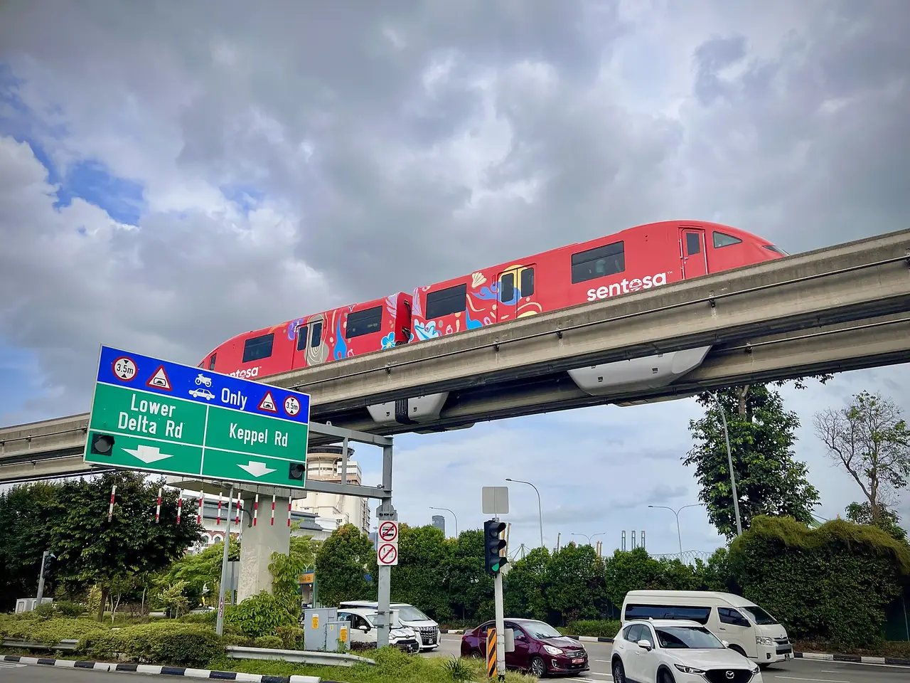 รถ Sentosa Express (โมโนเรล) ขณะวิ่งบนทางยกระดับ