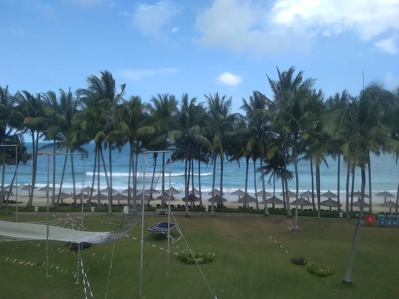 ชายหาดตอนเช้าที่เขต Lagoi เกาะ Bintan มองจากรีสอร์ต ภาพจาก Wikimedia Commons ผู้ถ่าย Taufan Pamungkas สัญญา CC BY-SA 4.0
