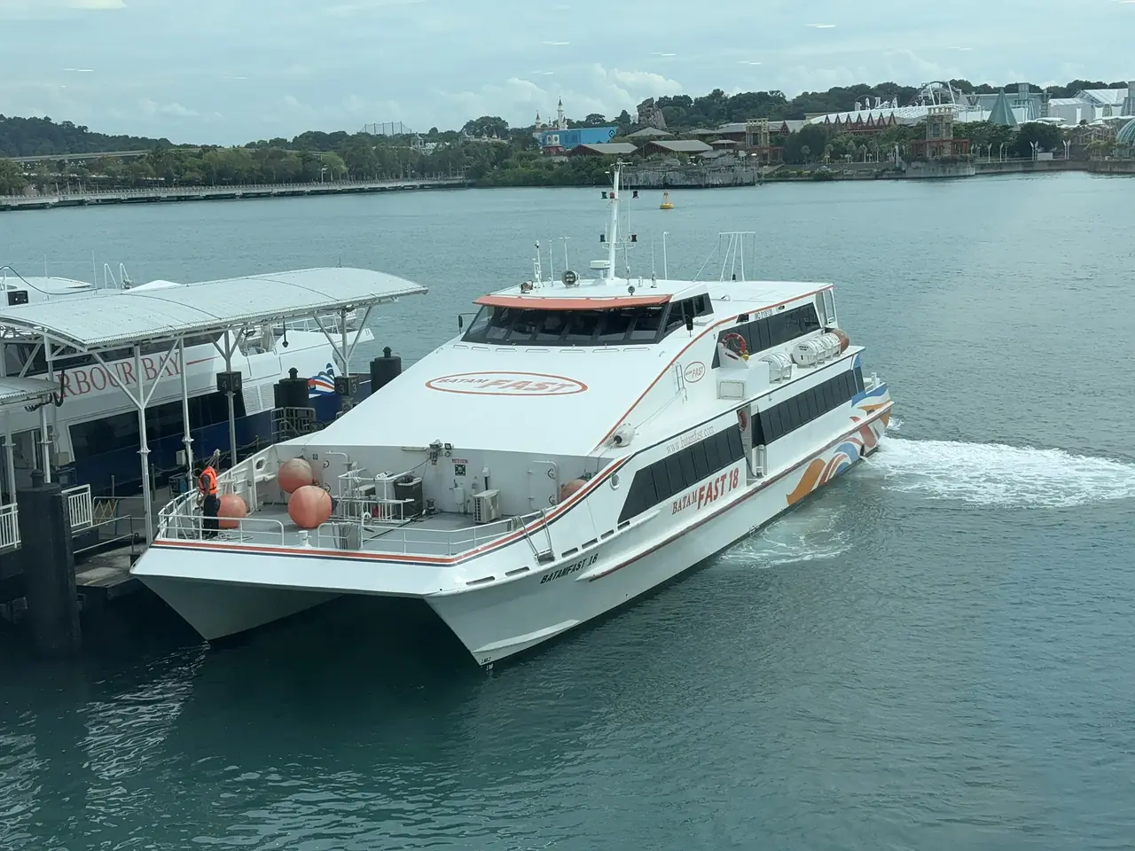 เรือ Batam Fast ที่ท่า HarbourFront ในสิงคโปร์ ภาพจาก Wikimedia Commons ผู้ถ่าย LN9267 สัญญา CC BY-SA 4.0 ถ่ายปี 2567