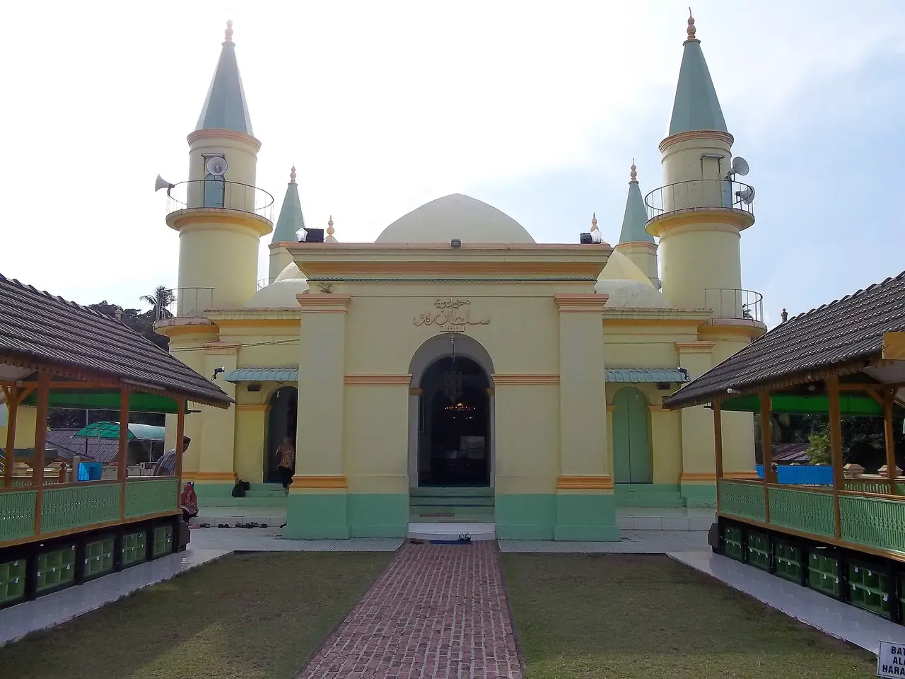 มัสยิดใหญ่ของสุลต่านแห่ง Riau บนเกาะ Penyengat ภาพจาก Wikimedia Commons ผู้ถ่าย a_rabin สัญญา CC BY 2.0