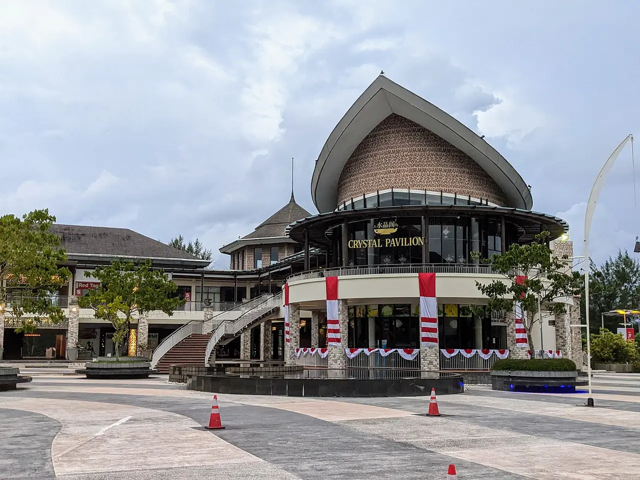 อาคาร Plaza Lagoi ที่เหลือบรรยากาศเงียบหลังช่วงโควิด ภาพจาก Wikimedia Commons ผู้ถ่าย Jpatokal สัญญา CC BY-SA 4.0 อธิบายภาพตามผู้ถ่าย