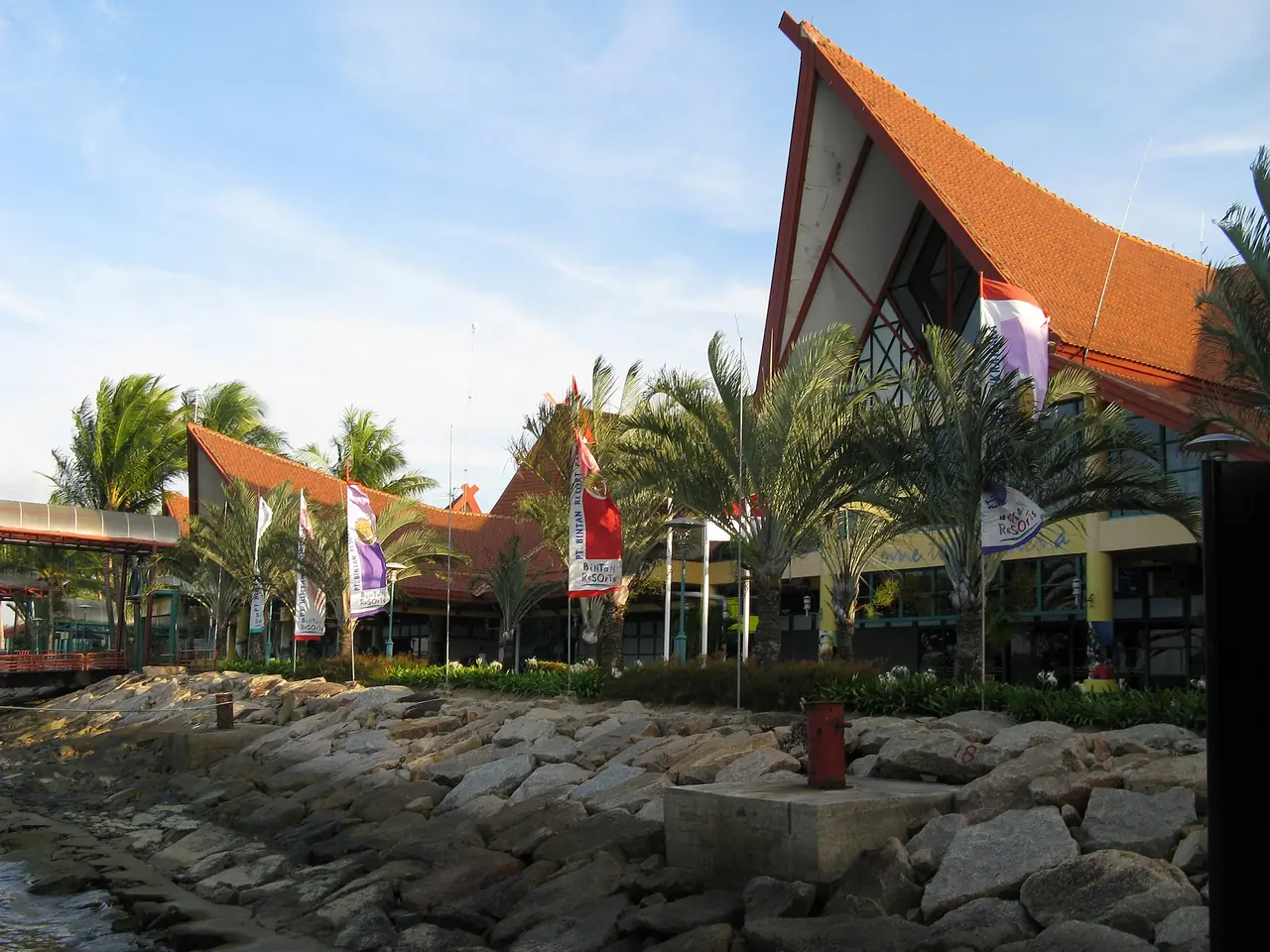 อาคารท่าเรือ Bandar Bentan Telani ที่ Lagoi เกาะ Bintan ภาพจาก Wikimedia Commons ผู้ใช้ WT-shared สัญญาสาธารณสมบัติ
