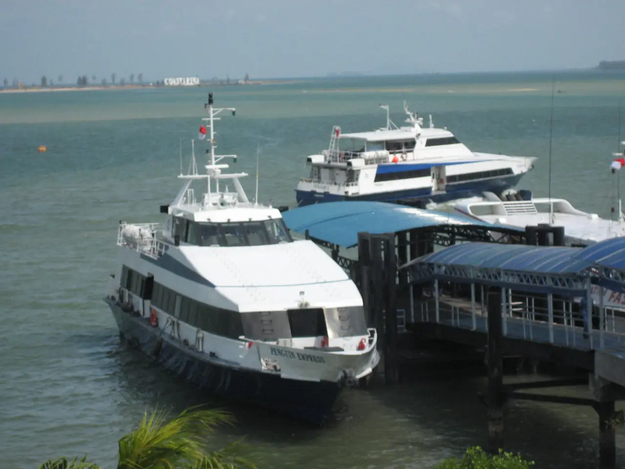 เรือเฟอร์รีที่ท่า Batam Centre ภาพเก่า ภาพจาก Wikimedia Commons ผู้ใช้ Masgatotkaca สัญญา CC BY-SA 3.0