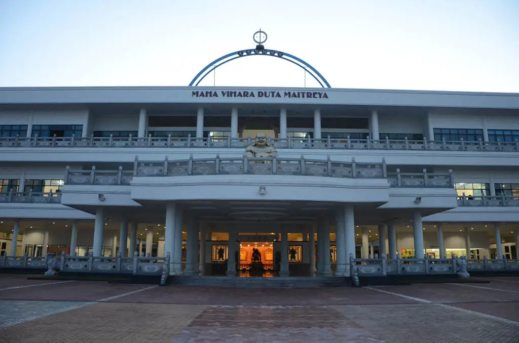 วัด Maha Vihara Duta Maitreya ใน Batam ภาพจาก Wikimedia Commons ผู้ถ่าย Abdul Rahman สัญญา CC BY 2.0