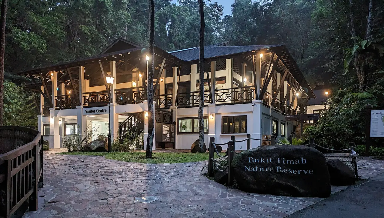 ศูนย์ผู้เยี่ยมชม Bukit Timah Nature Reserve ยามค่ำ ภาพจาก Wikimedia Commons ผู้ถ่าย Mx. Granger สัญญา CC0