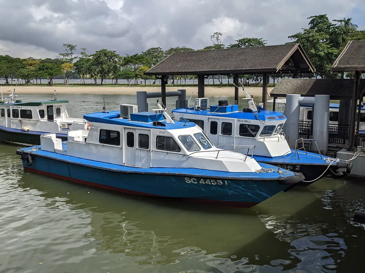 เรือบัมโบ๊ตพลาสติกใยแก้วที่จอดที่ Changi Point Ferry Terminal ภาพจาก Wikimedia Commons ผู้ถ่าย Jpatokal สัญญา CC BY-SA 4.0