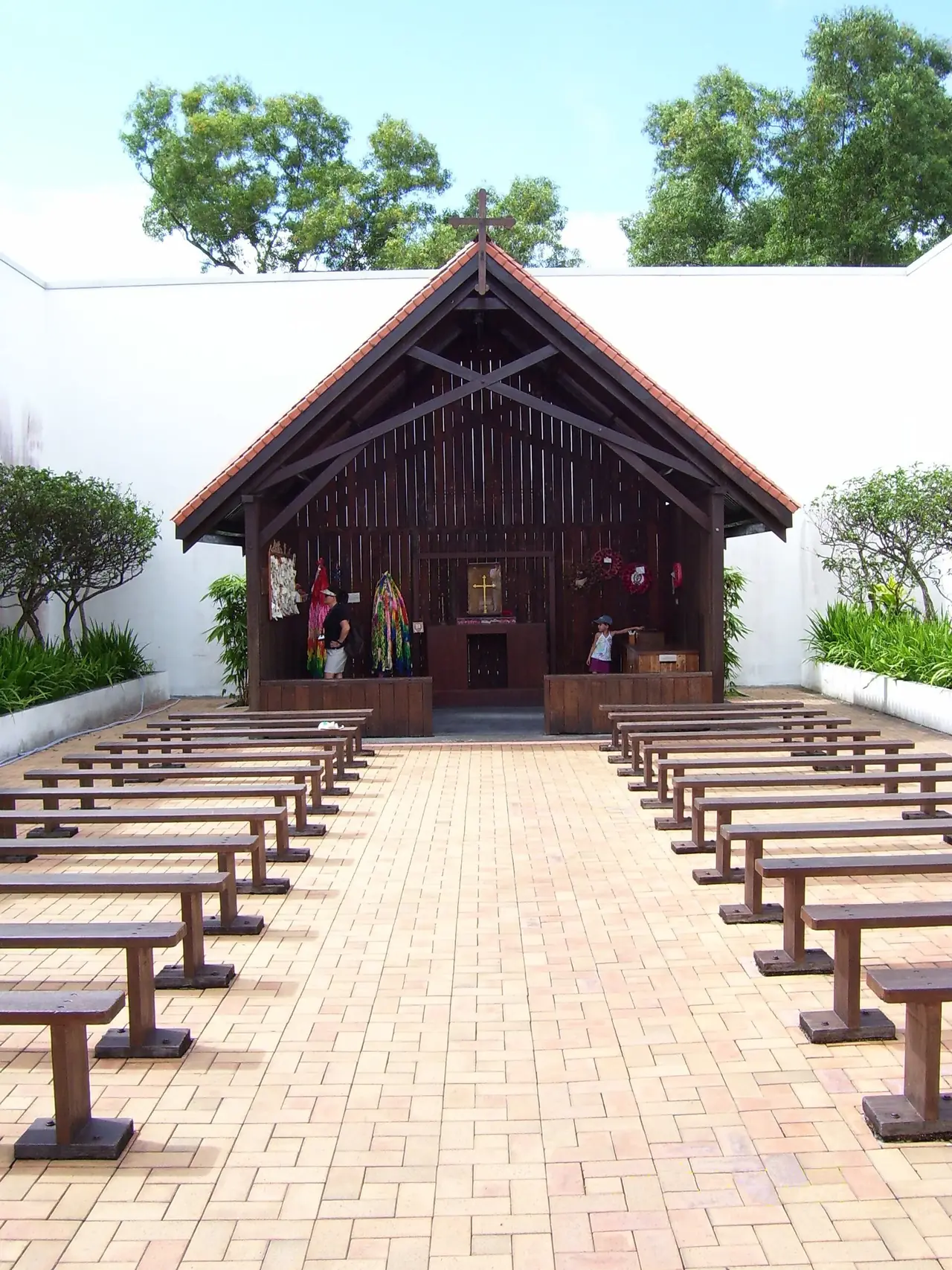 โบสถ์จำลอง Changi Chapel ที่เชลยศึกสร้างไว้ในเรือนจำ Changi ภาพจาก Wikimedia Commons ผู้ถ่าย Whoosises สัญญา CC BY-SA 3.0