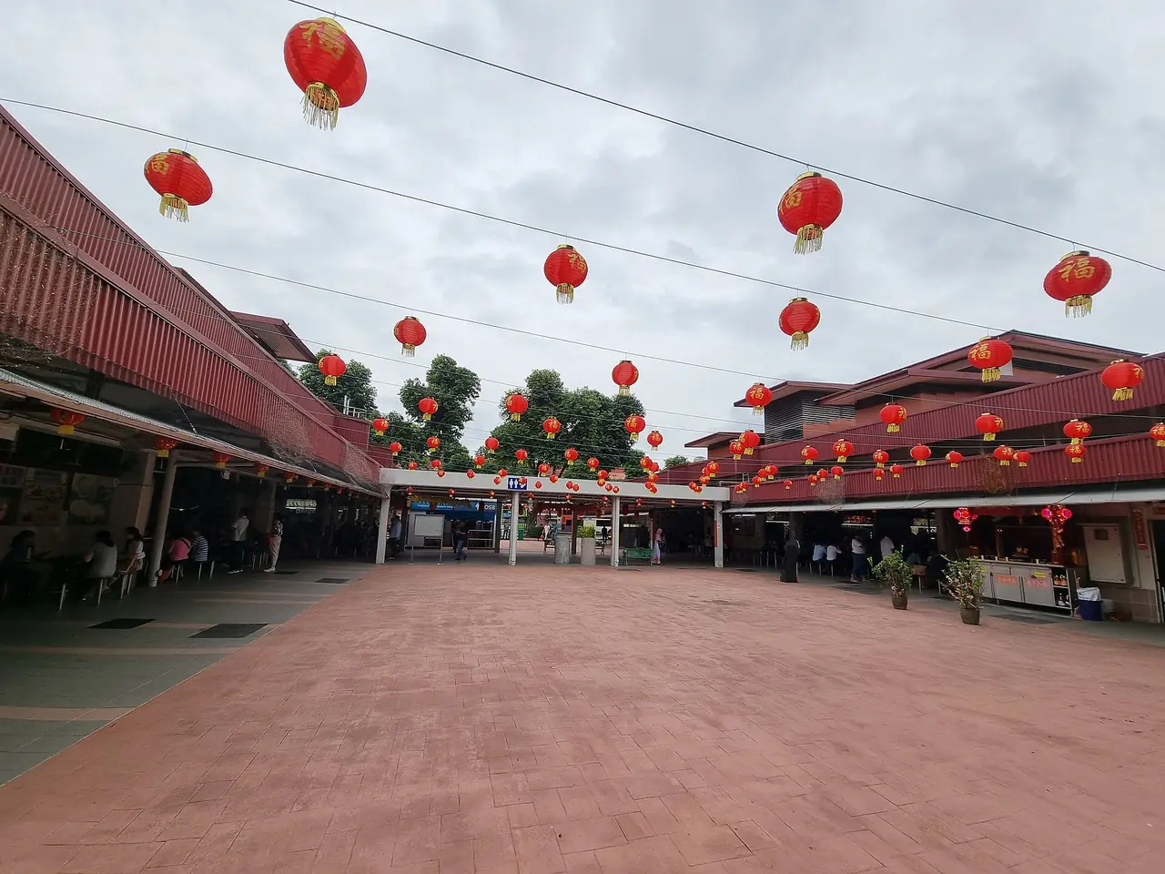 ศูนย์อาหาร Changi Village Hawker Centre ประดับโคมแดงช่วงตรุษจีน ภาพจาก Wikimedia Commons ผู้ถ่าย Kbseah สัญญา CC BY-SA 4.0