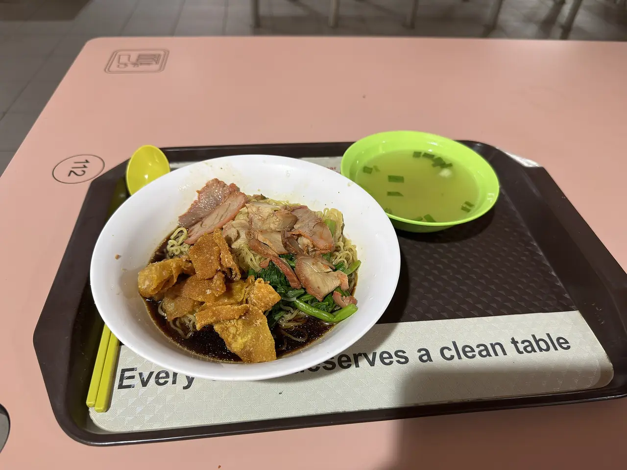บะหมี่หมูแดงใส่เกี๊ยวทอดที่ถ่ายในศูนย์อาหาร Changi Village ภาพจาก Wikimedia Commons ผู้ถ่าย LN9267 สัญญา CC BY-SA 4.0 ถ่ายปี 2567 เป็นภาพตัวอย่างอาหาร ไม่ใช่นาซีเลอมัก