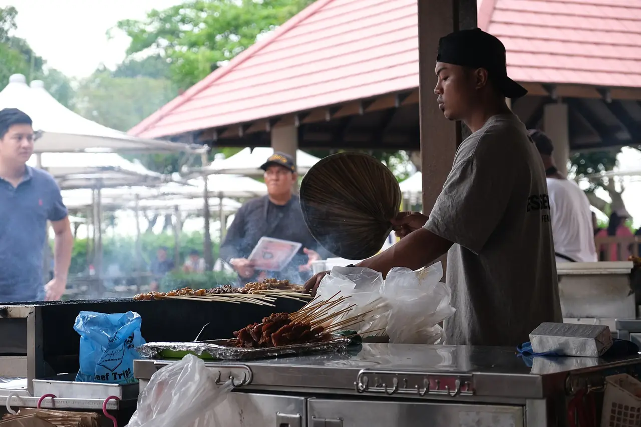 แผงย่างสะเต๊ะที่ East Coast Lagoon Food Village ภาพจาก Wikimedia Commons ผู้ถ่าย PipeDr3am2000 สัญญา CC BY-SA 4.0