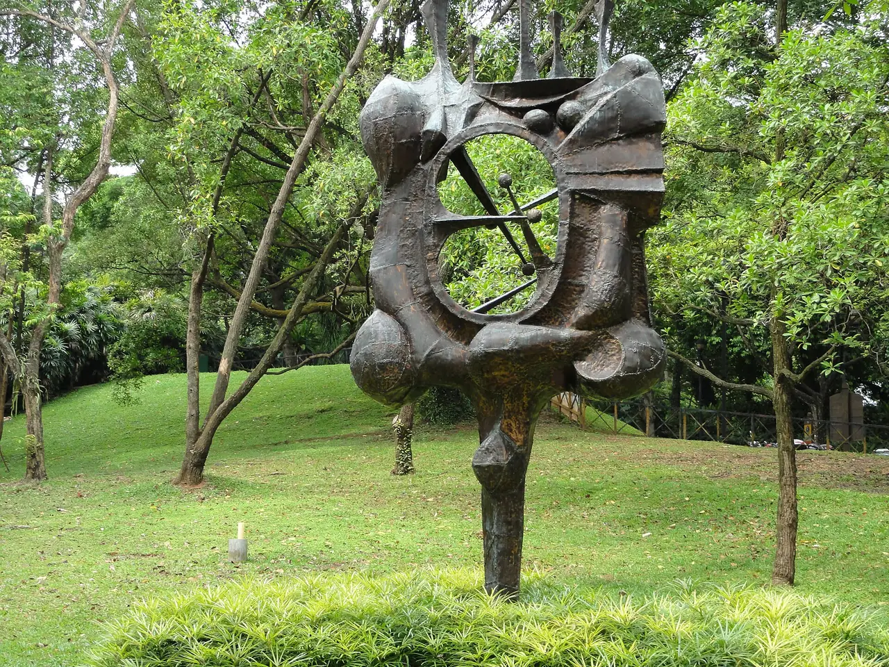 ประติมากรรมโลหะ Unity ปี 1981 ของ But Muchtar ใน ASEAN Sculpture Garden ภาพจาก Wikimedia Commons ผู้ถ่าย eGuide Travel สัญญา CC BY 2.0