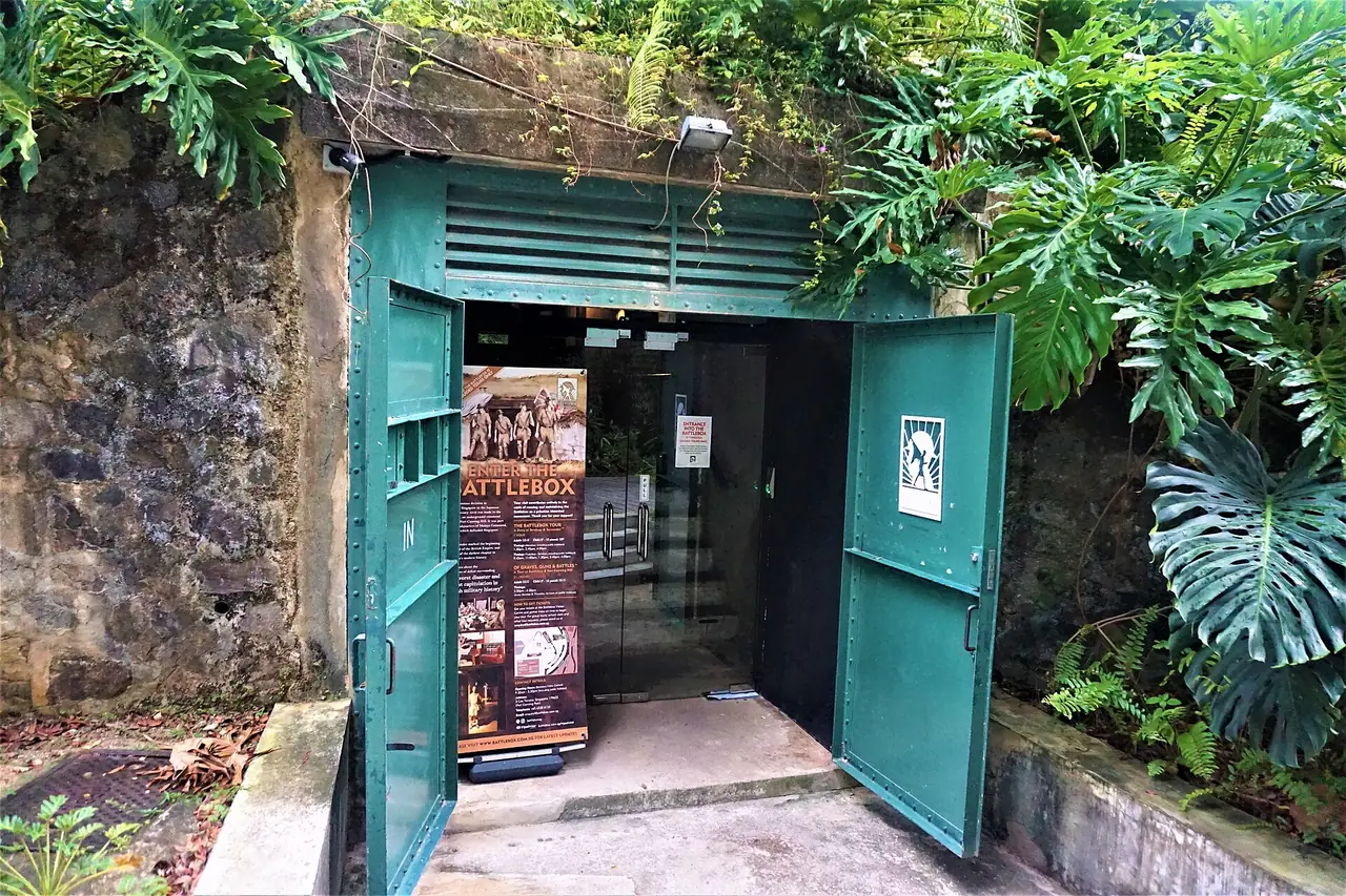 ทางเข้า The Battle Box ที่เป็นประตูโลหะสีเขียวฝังในเนินหิน ภาพจาก Wikimedia Commons ผู้ถ่าย Joyofmuseums สัญญา CC BY-SA 4.0
