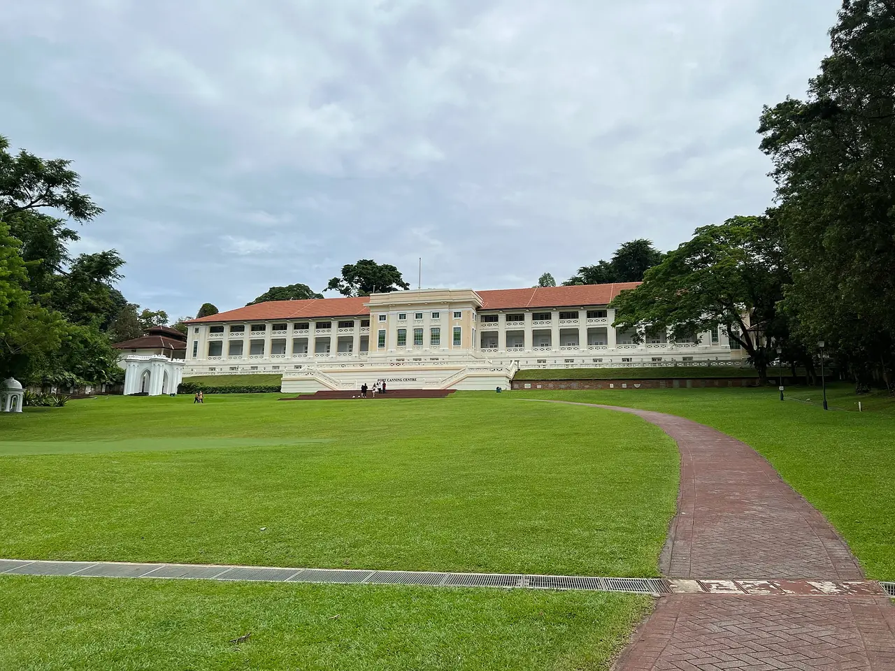 อาคาร Fort Canning Centre มองจากสนามหญ้ากลางสวน ภาพจาก Wikimedia Commons ผู้ถ่าย Wzhkevin สัญญา CC BY-SA 4.0 ถ่ายปี 2565