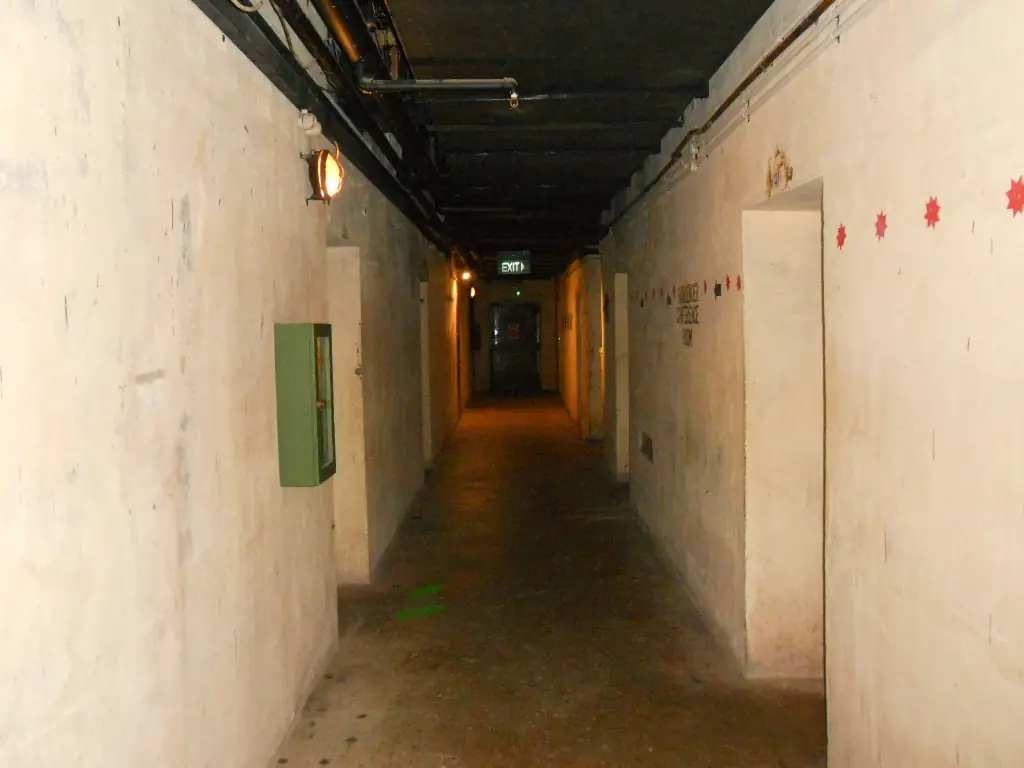ทางเดินในบังเกอร์ Battle Box ภาพเก่า ปี 2554 ที่ผู้ถ่ายเป็นช่างภาพทั่วไป ภาพจาก Wikimedia Commons ผู้ถ่าย Michael Coghlan สัญญา CC BY-SA 2.0 ปัจจุบันการจัดแสดงอาจเปลี่ยนไปแล้ว