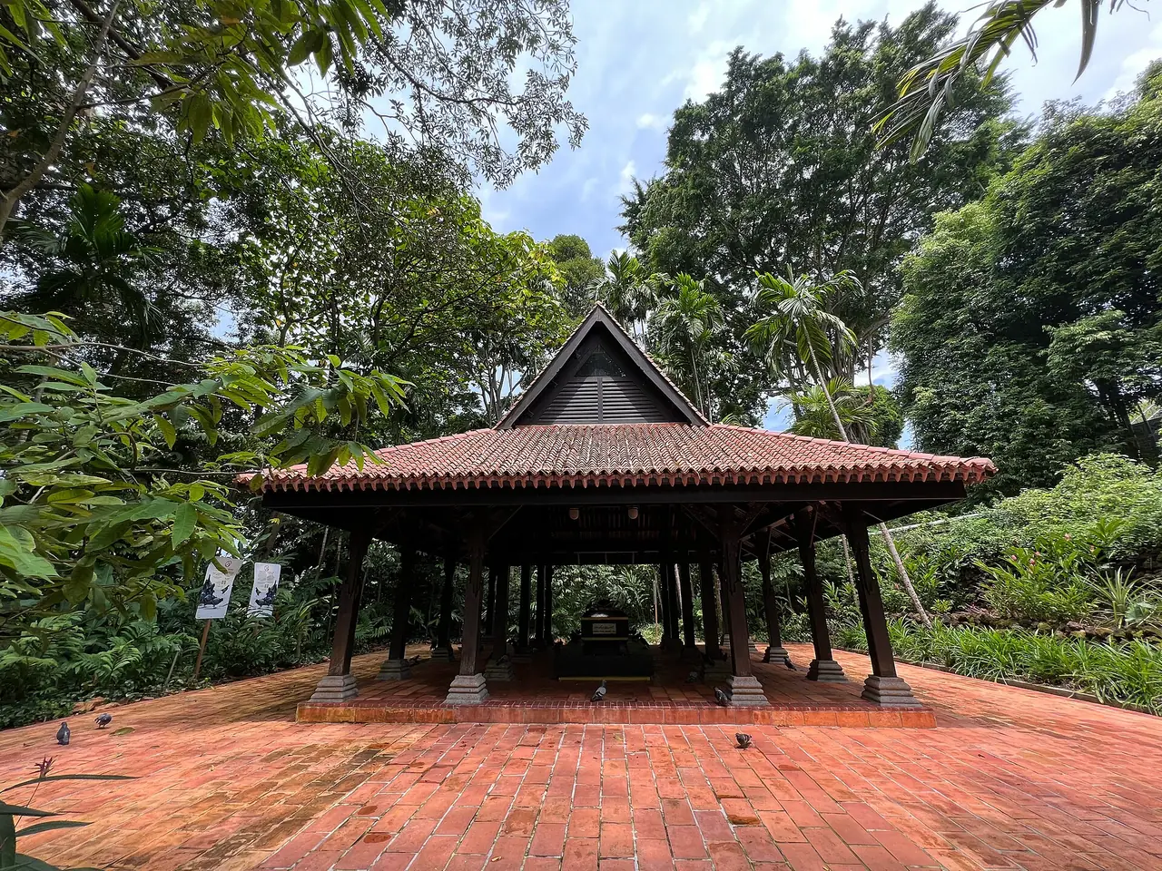 ศาลมลายูแบบหลังคากระเบื้องในสวน Fort Canning ที่ผู้ถ่ายระบุว่าเป็น Keramat Sultan Iskandar Syah ภาพจาก Wikimedia Commons ผู้ถ่าย Wzhkevin สัญญา CC BY-SA 4.0 ถ่ายปี 2565