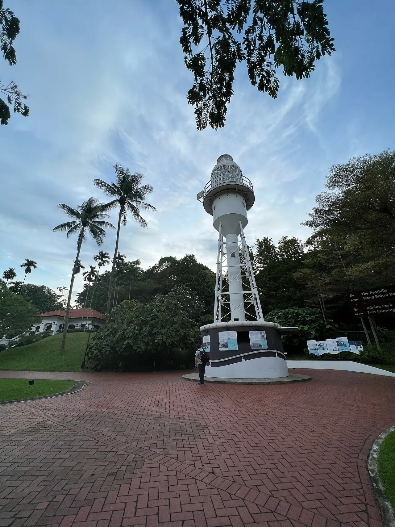 ประภาคาร Fort Canning Lighthouse และลานอิฐบนเนิน ภาพจาก Wikimedia Commons ผู้ถ่าย Wzhkevin สัญญา CC BY-SA 4.0 ถ่ายปี 2565