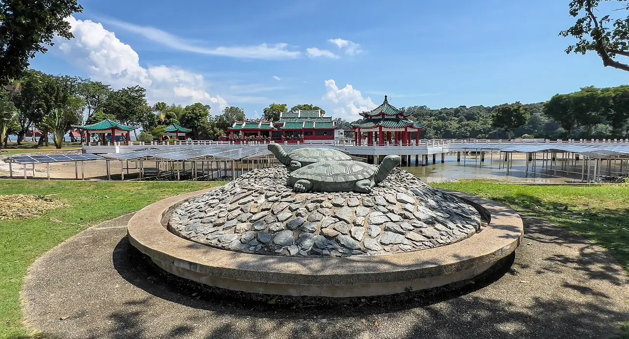 เต่าหินรูปสองตัวและศาลาจีนบนสระที่เกาะ Kusu ภาพจาก Wikimedia Commons ผู้ถ่าย Stefan Fussan สัญญา CC BY-SA 4.0