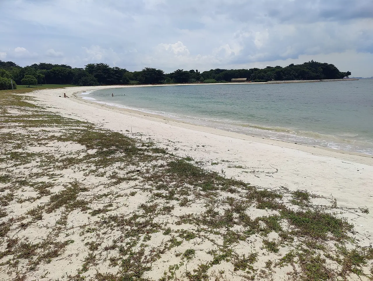 ทะเลสาบหรือน้ำตื้นหลังหาดที่ Lazarus Island ภาพจาก Wikimedia Commons ผู้ถ่าย Denis Barthel สัญญา CC BY-SA 4.0 ถ่ายปี 2566