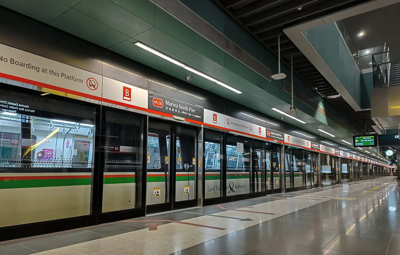 ชานชาลา MRT สถานี Marina South Pier สายเหนือ-ใต้ จุดขึ้นไปท่าเรือ ภาพจาก Wikimedia Commons ผู้ถ่าย Fanz226 สัญญา CC BY-SA 4.0 ถ่ายปี 2567