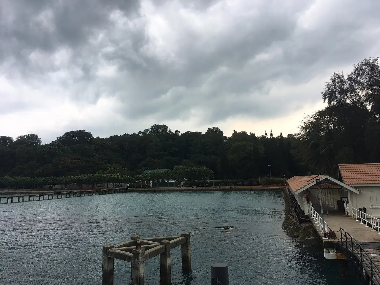 ท่าเทียบเรือ St John's Island มองจากบนเกาะ ภาพจาก Wikimedia Commons ผู้ถ่าย Nigos สัญญา CC BY-SA 4.0