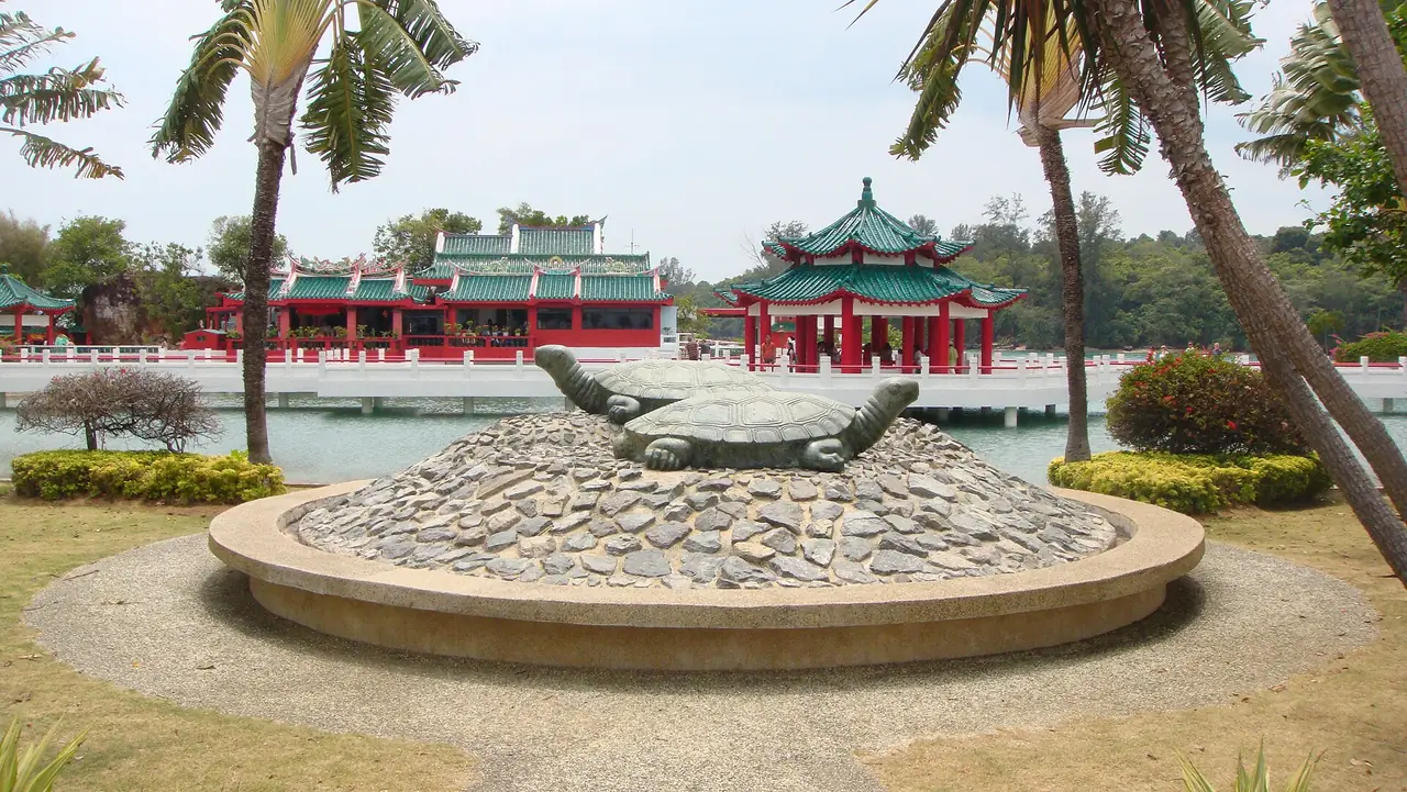 เต่าหินที่ Kusu Island และอาคารวัดจีนด้านหลัง ภาพจาก Wikimedia Commons ผู้ถ่าย Thaejas สัญญา CC BY 3.0