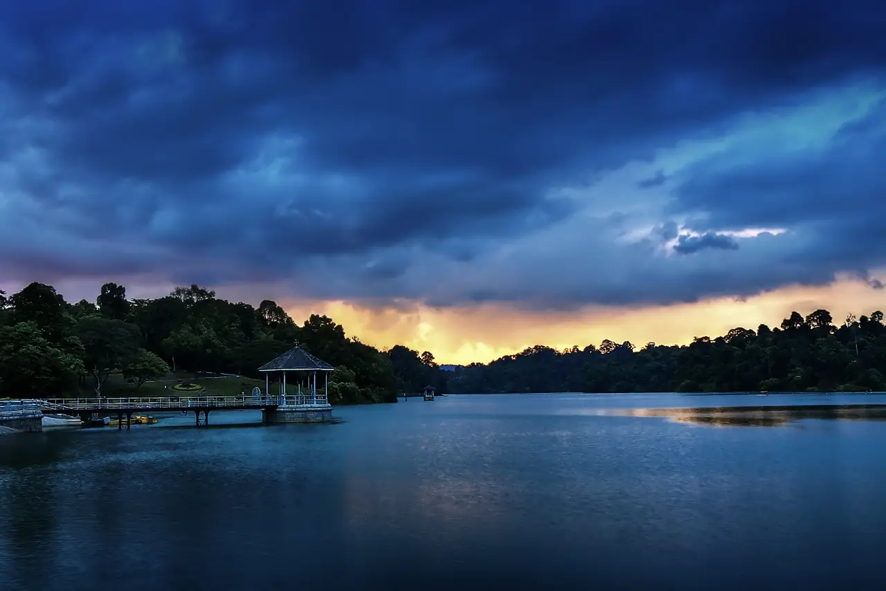 ศาลาริมอ่างเก็บน้ำ MacRitchie ตอนเย็นเมฆครึ้ม ภาพจาก Wikimedia Commons ผู้ถ่าย Erwin Soo สัญญา CC BY 2.0 ถ่ายปี 2555