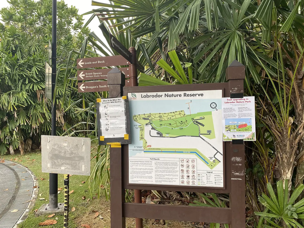 ป้ายแผนที่ทางเข้า Labrador Nature Reserve พร้อมป้ายบอกทางไป Dragon's Teeth Gate และจุดชมวิว ภาพจาก Wikimedia Commons ผู้ถ่าย LN9267 สัญญา CC BY-SA 4.0 ถ่ายปี 2566