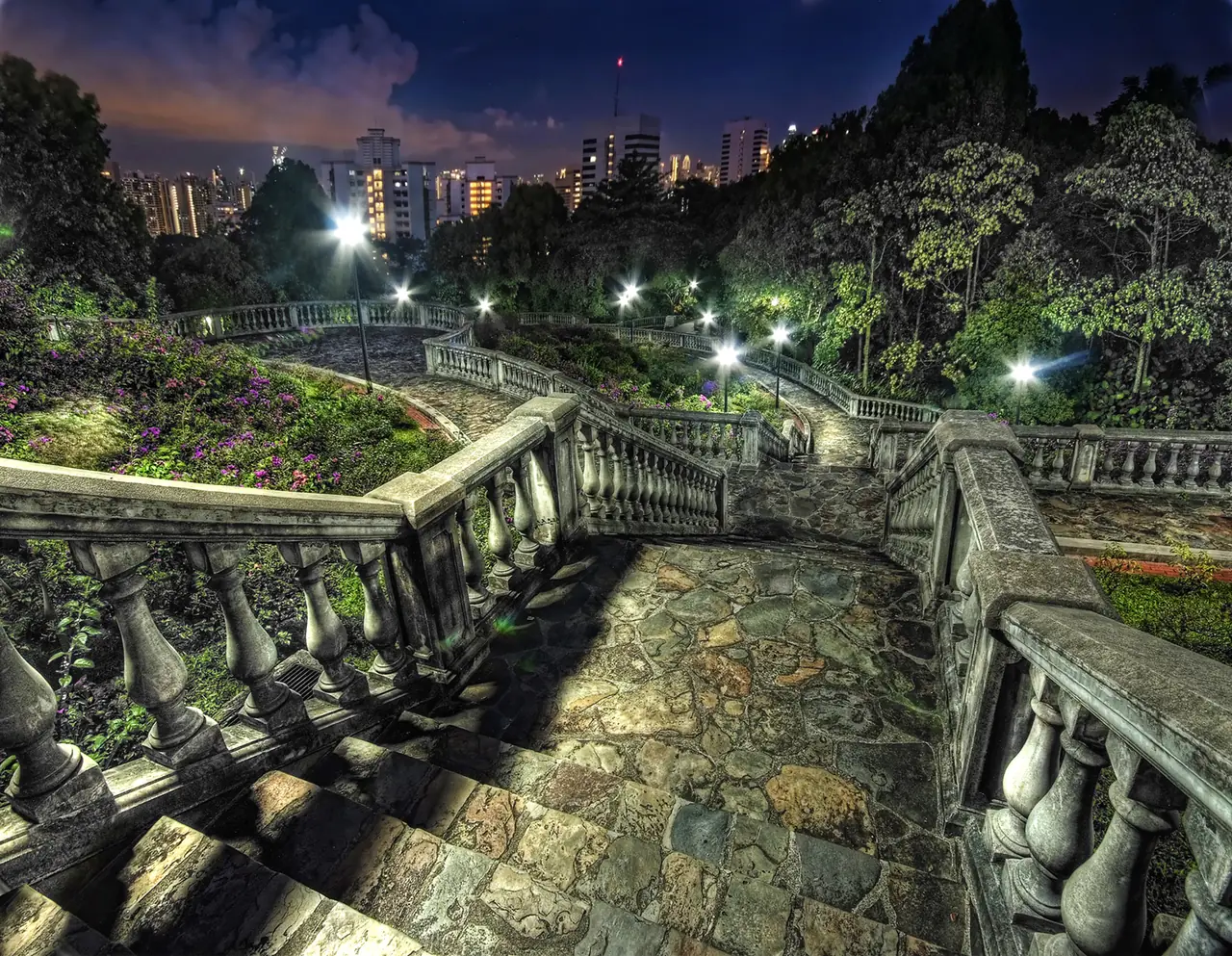 ขั้นบันไดหินของ Terrace Garden ใน Telok Blangah Hill Park ยามค่ำ ภาพแต่งแบบ HDR ปี 2553 ภาพเก่า ภาพจาก Wikimedia Commons ผู้ถ่าย William Cho สัญญา CC BY-SA 2.0