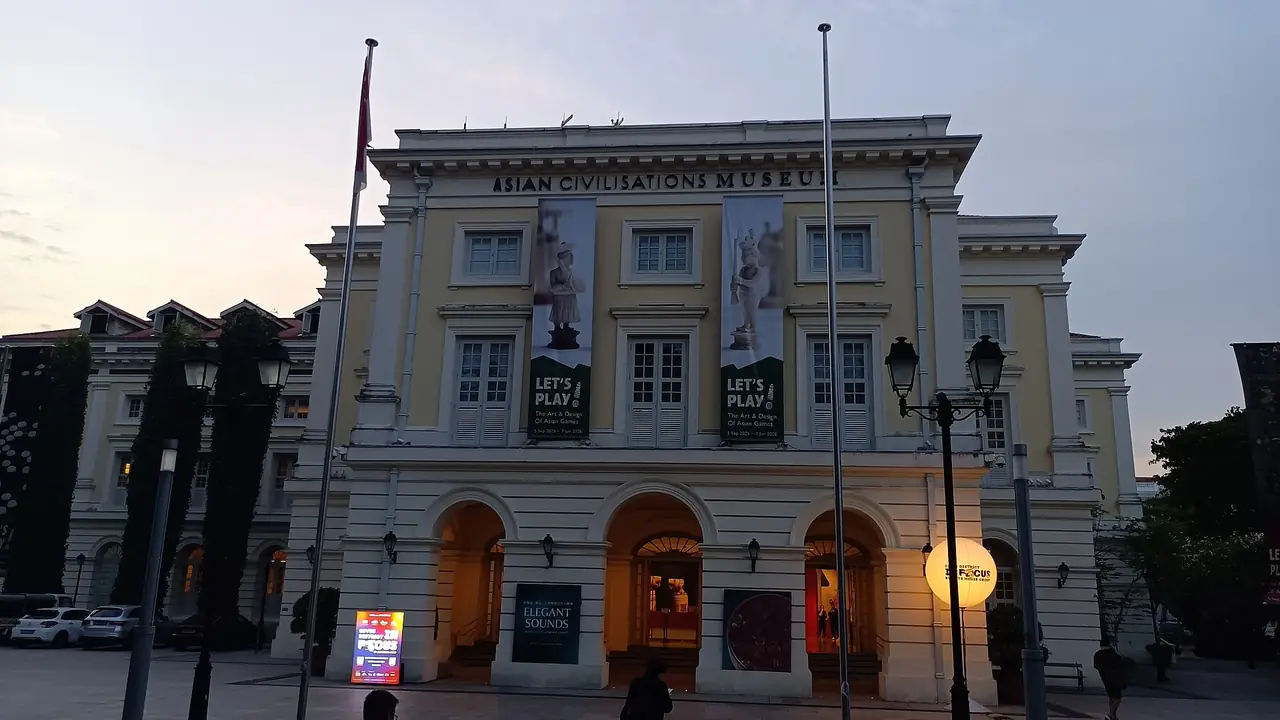 อาคาร Asian Civilisations Museum ริมแม่น้ำที่เดิมคือ Empress Place Building ตามคำบรรยายภาพต้นฉบับ