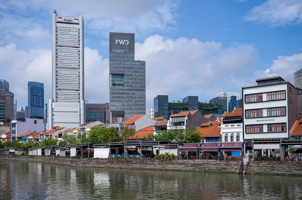 ย่าน Boat Quay ริมแม่น้ำสิงคโปร์ ตามคำบรรยายภาพต้นฉบับ