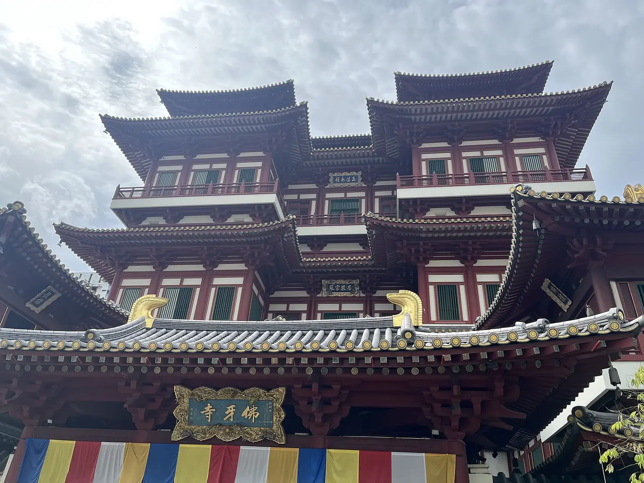 วัดเขี้ยวพระพุทธเจ้า (Buddha Tooth Relic Temple) ในไชน่าทาวน์ ตามคำบรรยายภาพต้นฉบับ