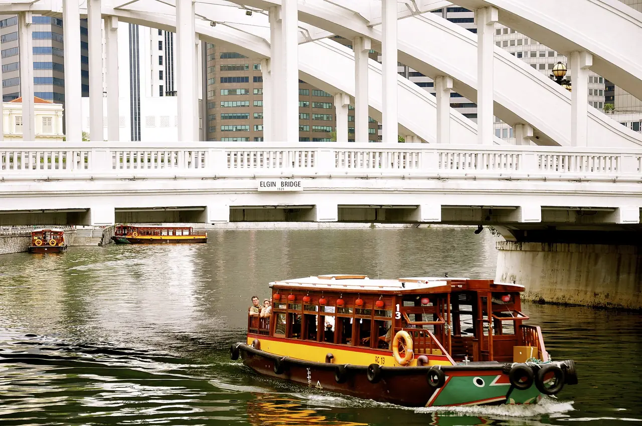เรือบัมโบ๊ตลอดใต้สะพาน Elgin ตามคำบรรยายภาพต้นฉบับ ภาพเพื่อบรรยากาศ เส้นทางจริงตามที่ผู้ให้บริการกำหนด