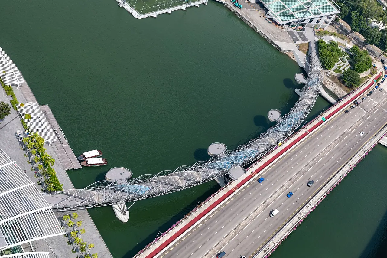 วิวจากดาดฟ้า SkyPark เห็น Helix Bridge และสะพาน Benjamin Sheares ตามคำบรรยายภาพต้นฉบับ