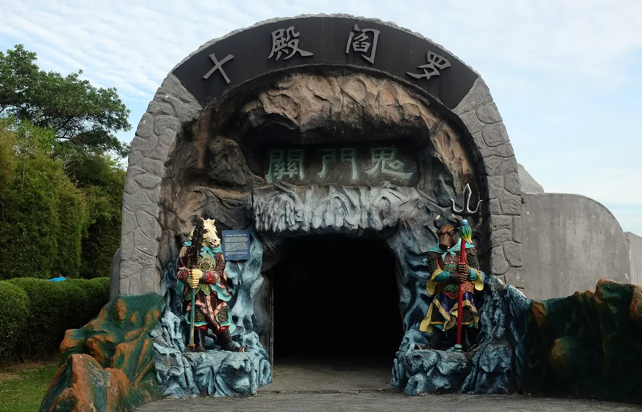 ทางเข้า Ten Courts of Hell ที่ Haw Par Villa ตามคำบรรยายภาพต้นฉบับ ภาพเก่าก่อนสวนปิดบางส่วน