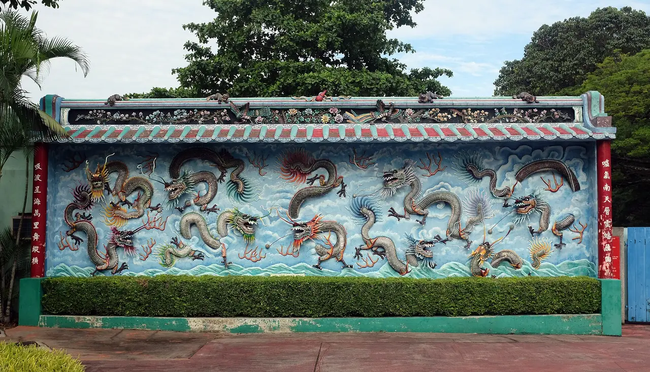 ประติมากรรมมังกรเก้าตัวที่ Haw Par Villa ตามคำบรรยายภาพต้นฉบับ ภาพจากช่วงก่อนสวนปิดบางส่วน ปัจจุบันบางส่วนของสวนปิด