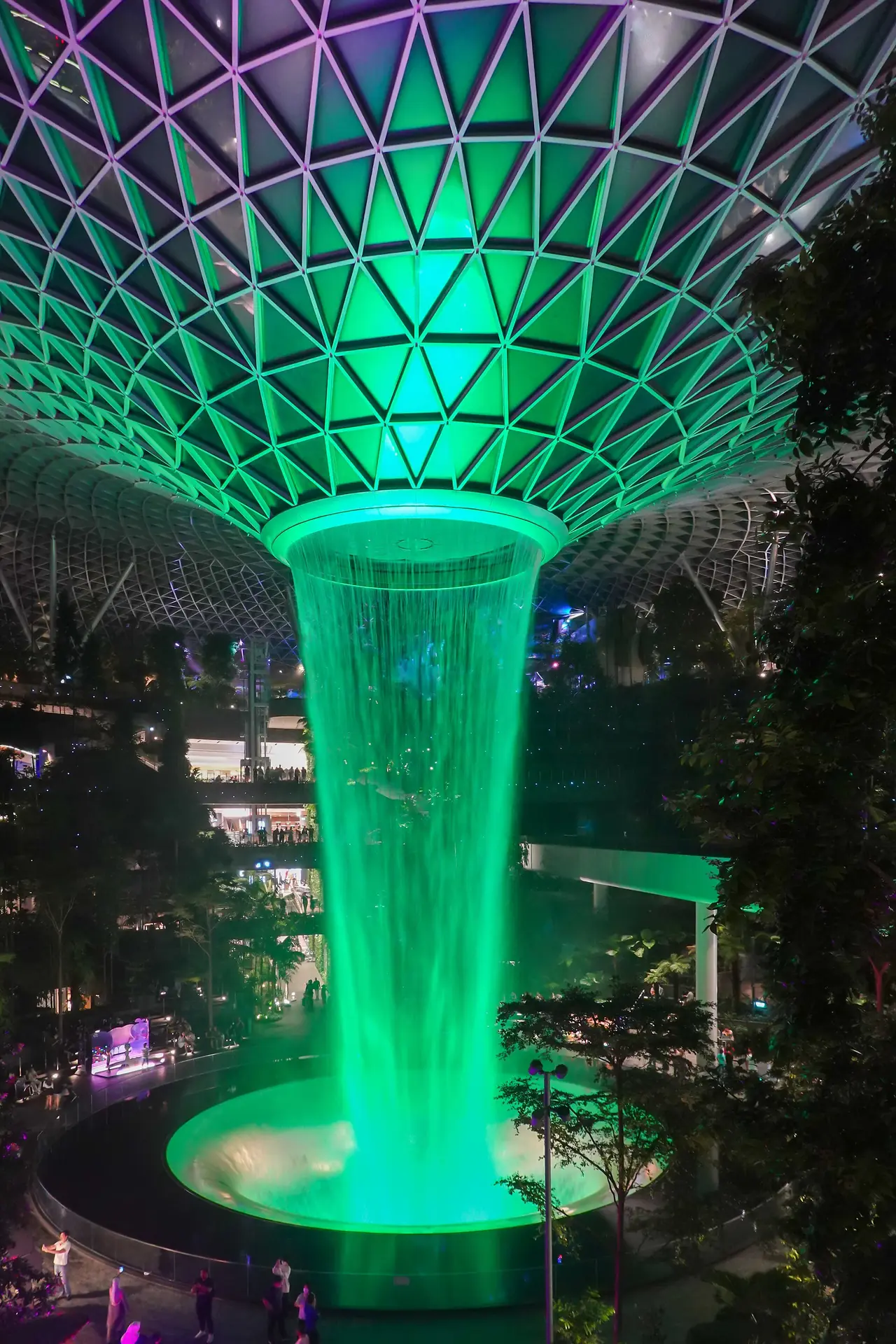 Rain Vortex ตอนกลางคืนในช่วงที่มีโชว์แสง ตามคำบรรยายภาพต้นฉบับ