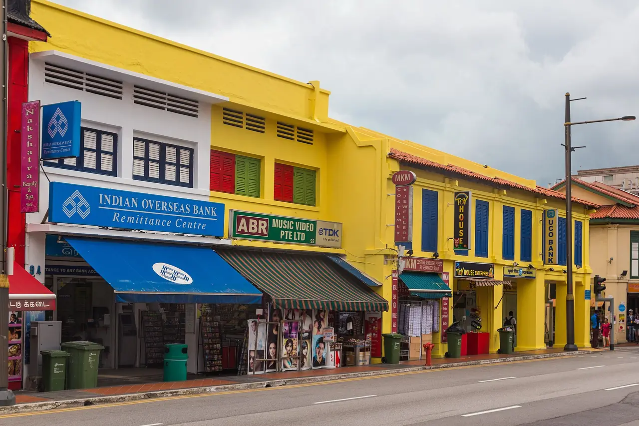 อาคารพาณิชย์ริมถนน Serangoon Road ใน Little India ตามคำบรรยายภาพต้นฉบับ
