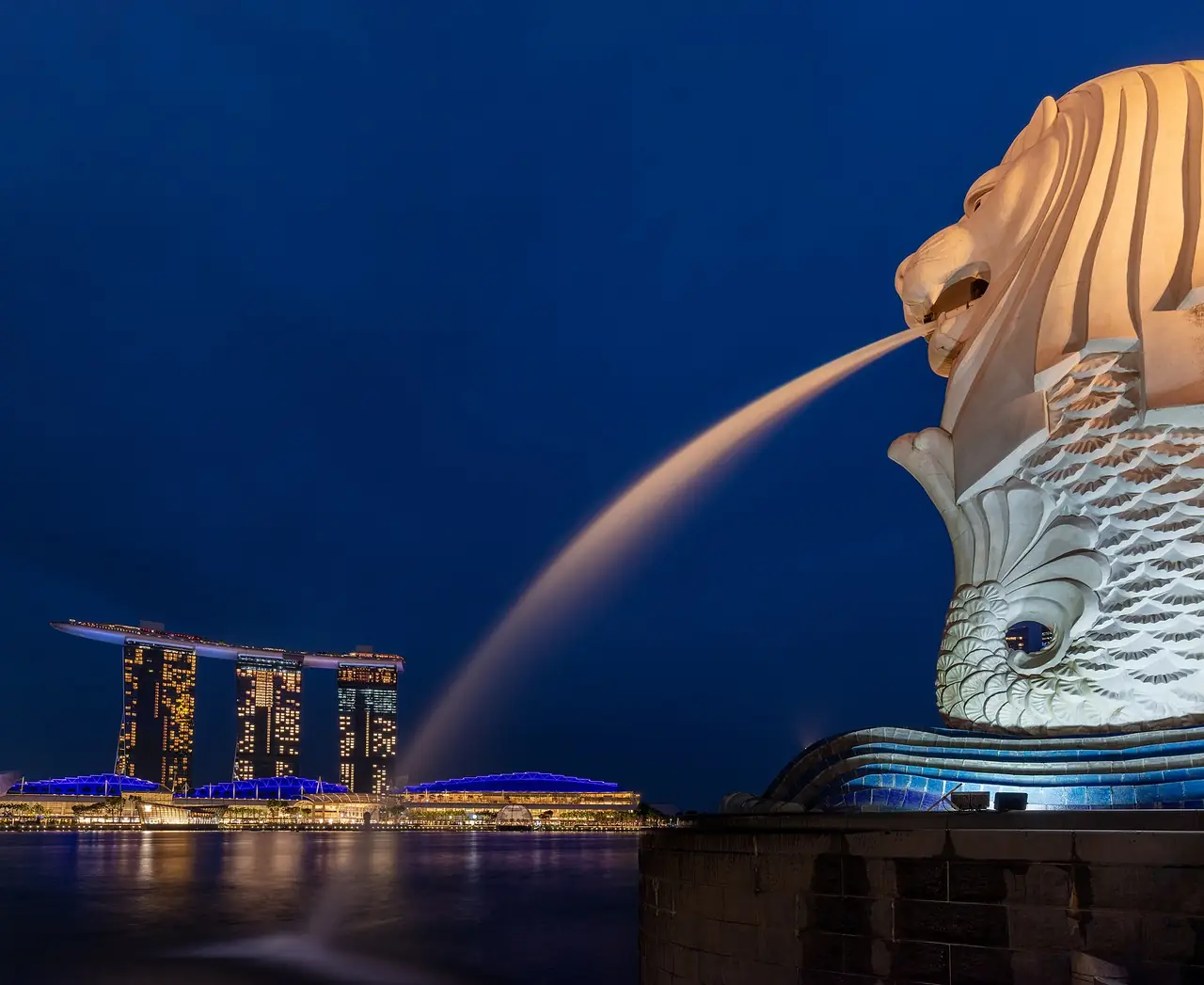 รูปปั้น Merlion ที่ Marina Bay ตามคำบรรยายภาพต้นฉบับ
