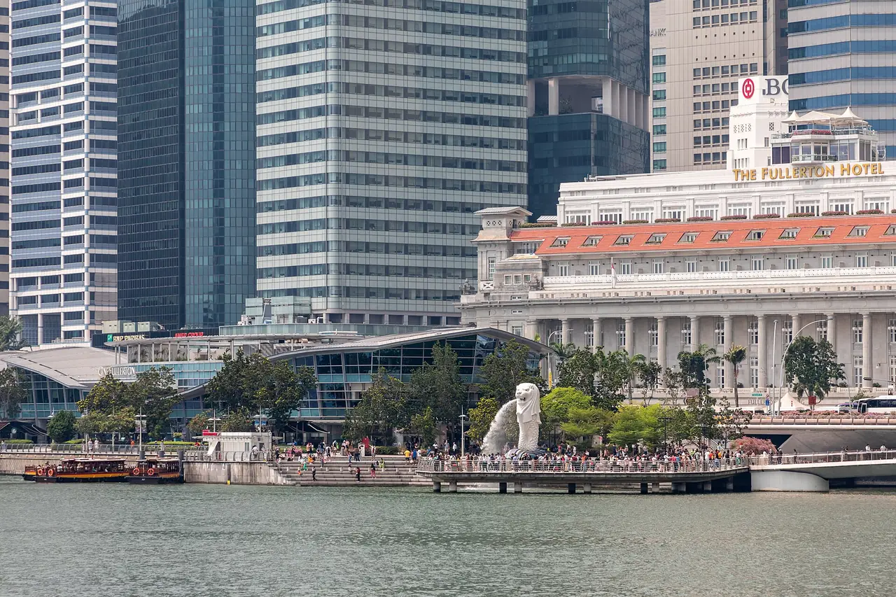 Merlion Park มองจากฝั่งตรงข้ามตามคำบรรยายภาพต้นฉบับ