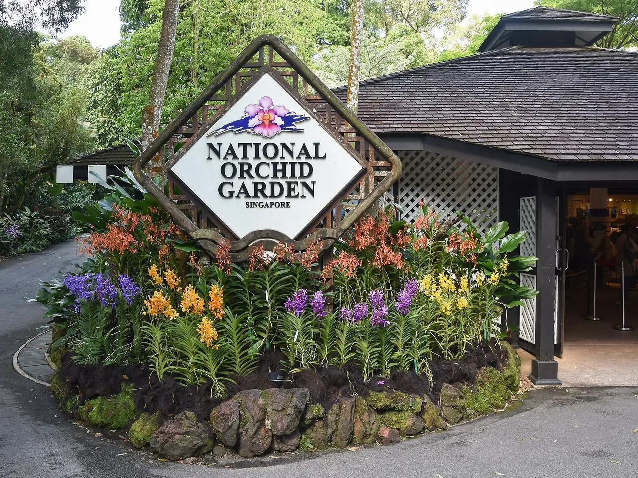 ทางเข้า National Orchid Garden ใน Singapore Botanic Gardens ตามคำบรรยายภาพต้นฉบับ