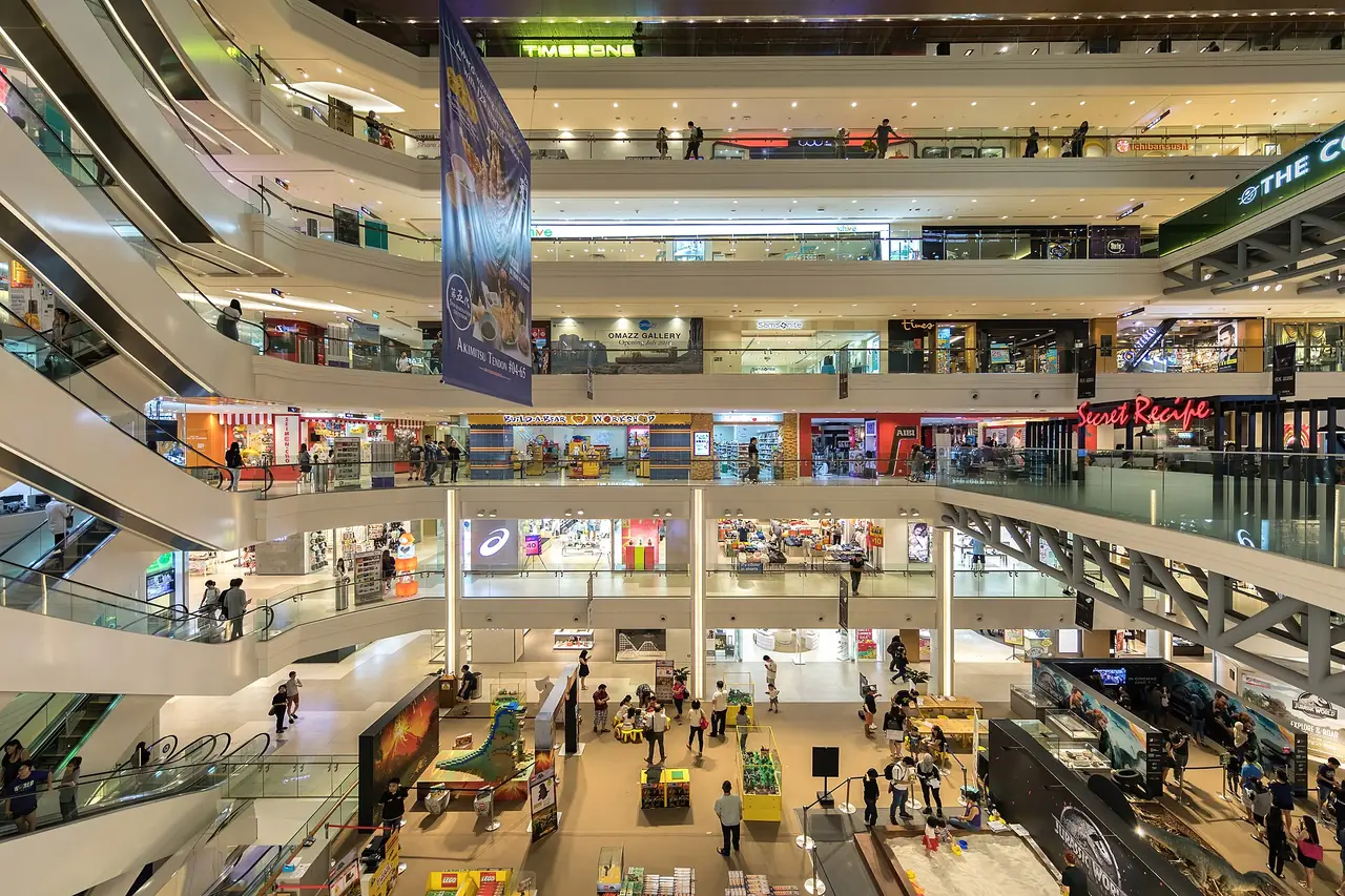 ภายในห้าง Plaza Singapura บน Orchard Road ตามคำบรรยายภาพต้นฉบับ