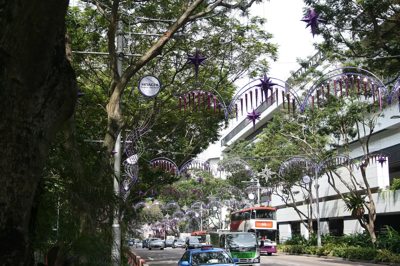ไฟตกแต่งหน้าโรงแรมคอนคอร์ดบน Orchard Road ในช่วงคริสต์มาสปี 2010 ตามคำบรรยายภาพต้นฉบับ ภาพเก่า ไม่ใช่การตกแต่งปี 2569