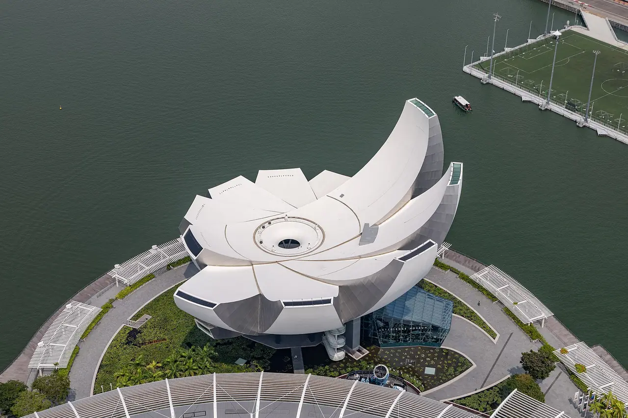 วิวมองลงมาที่ ArtScience Museum จากดาดฟ้า SkyPark ของ Marina Bay Sands ตามคำบรรยายภาพต้นฉบับ